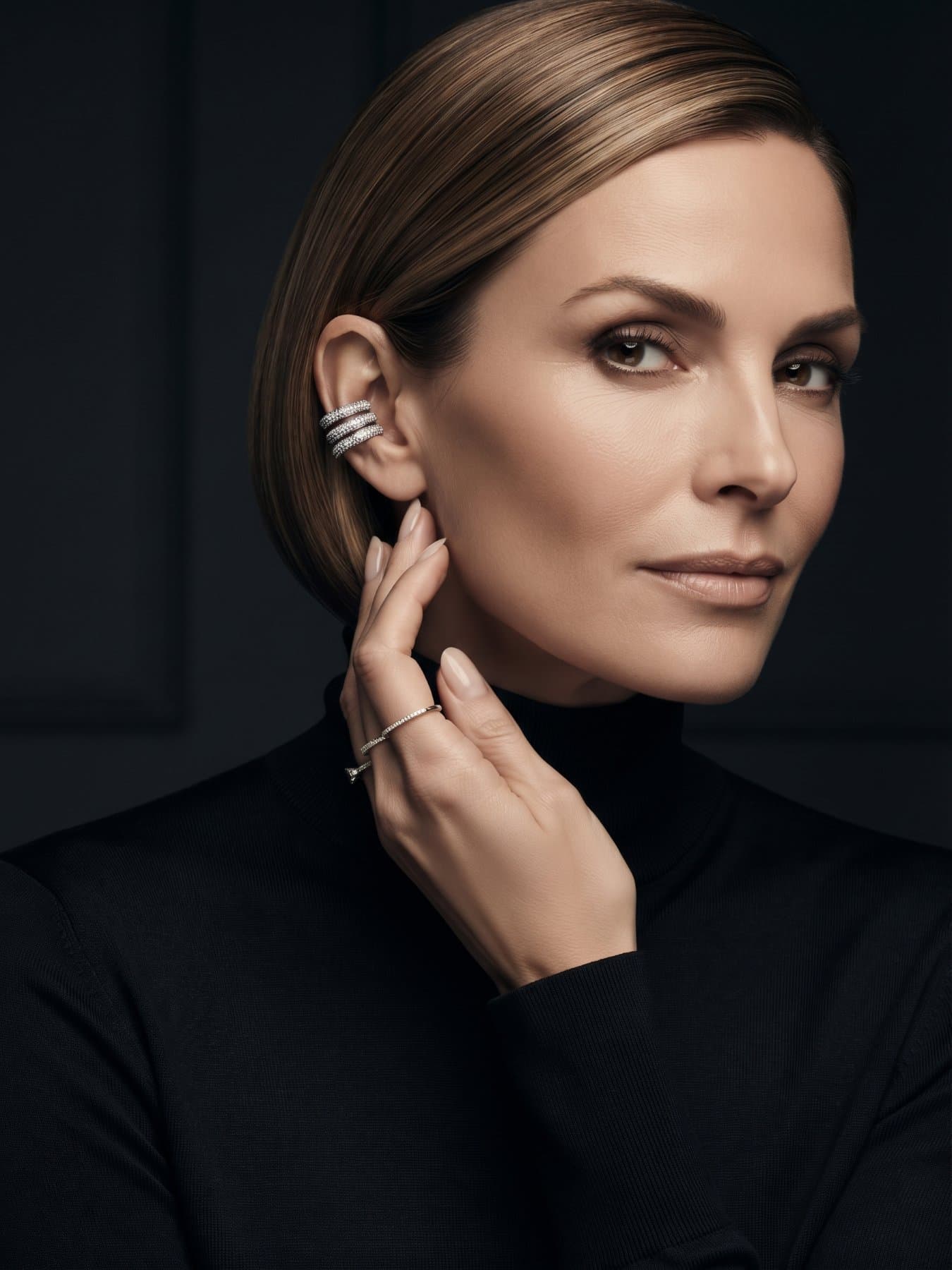 EarCuff plateado con piedras, puesta