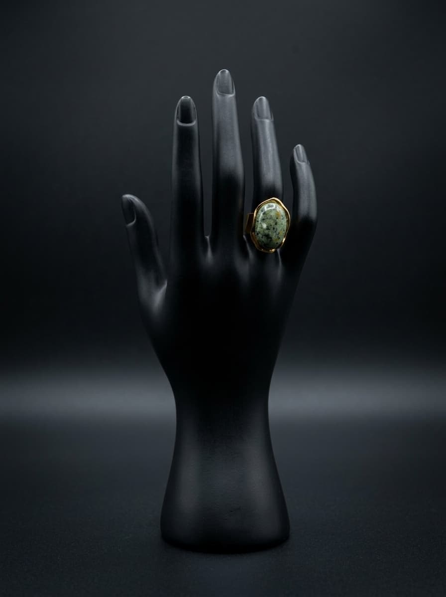 Anillo con piedra ovalada verde jaspeada