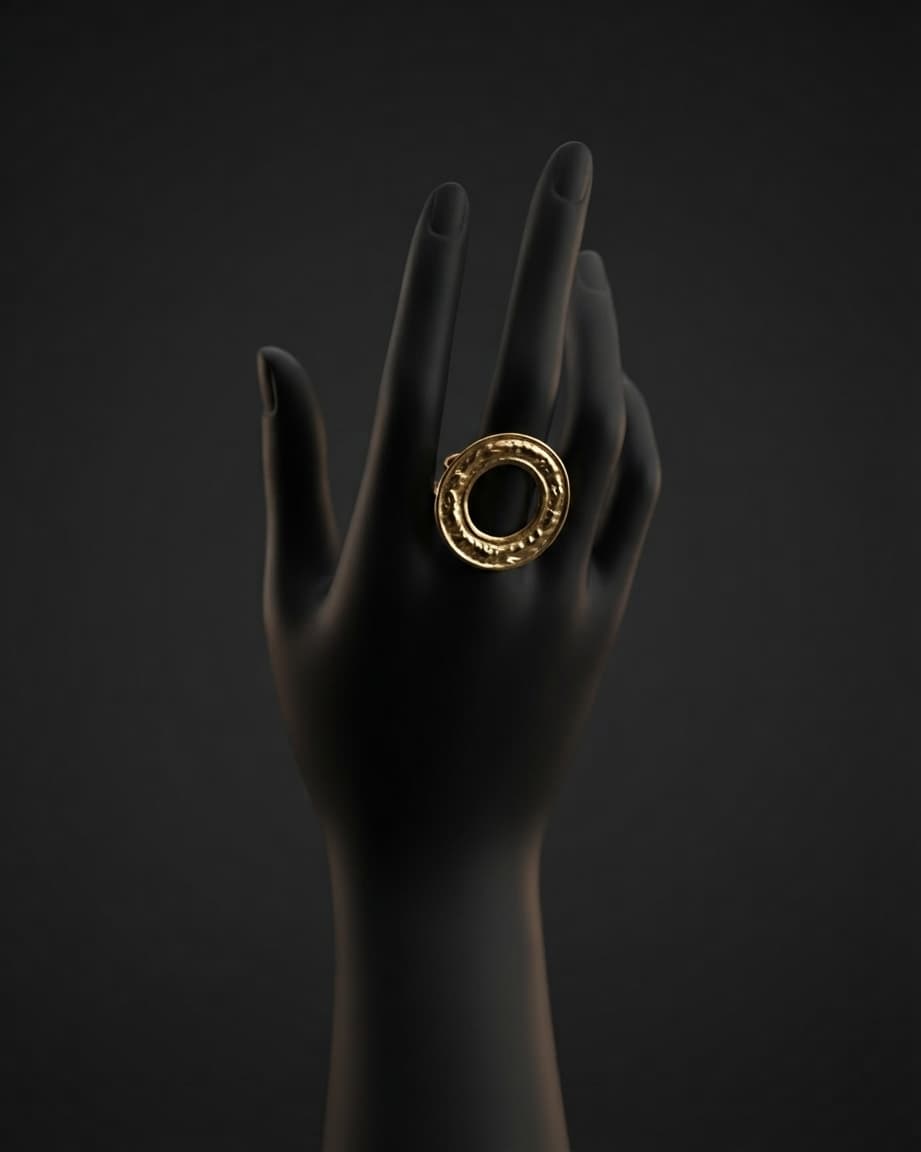 Anillo con rueda dorada