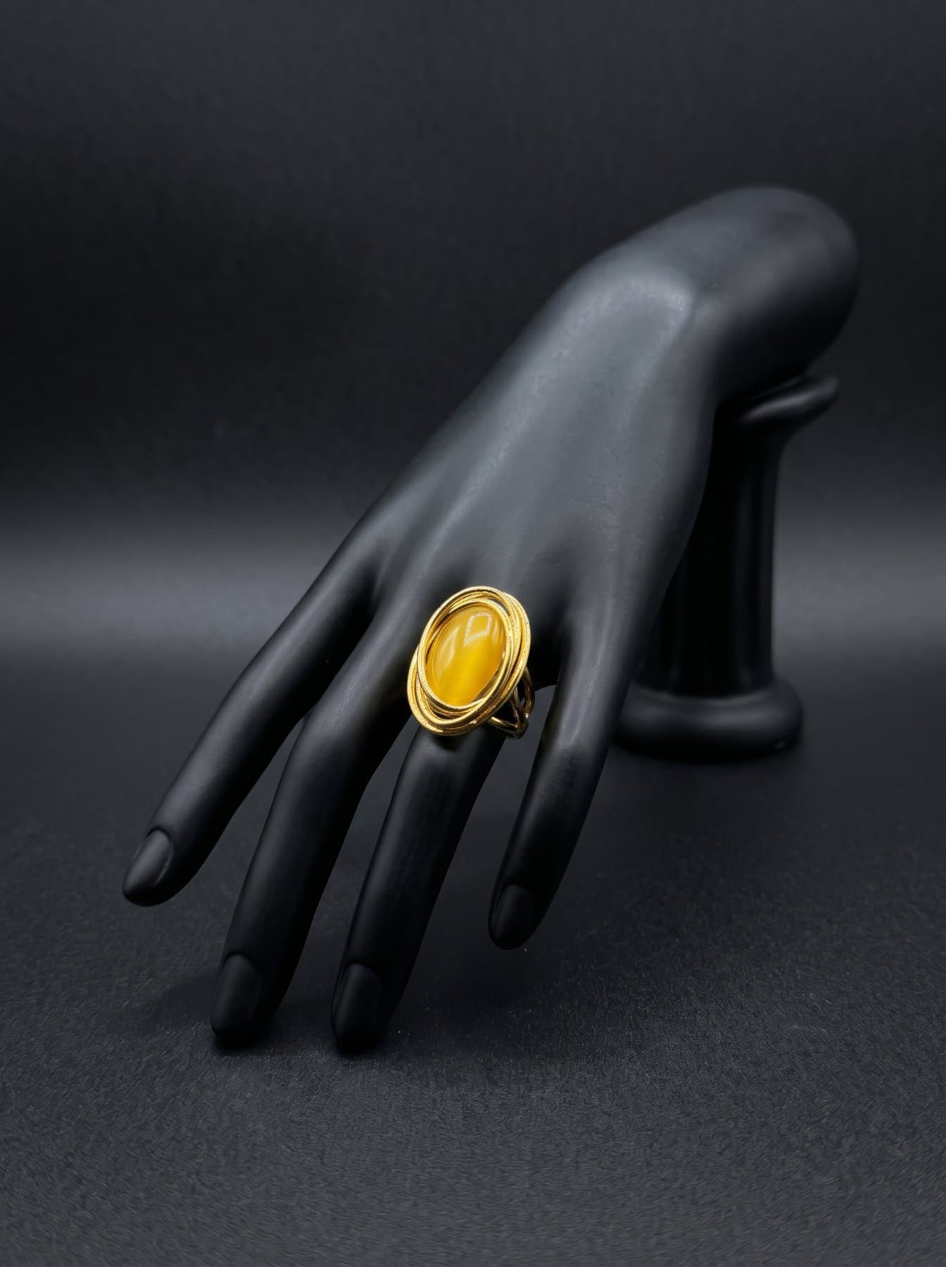Anillo con piedra ovalada amarilla