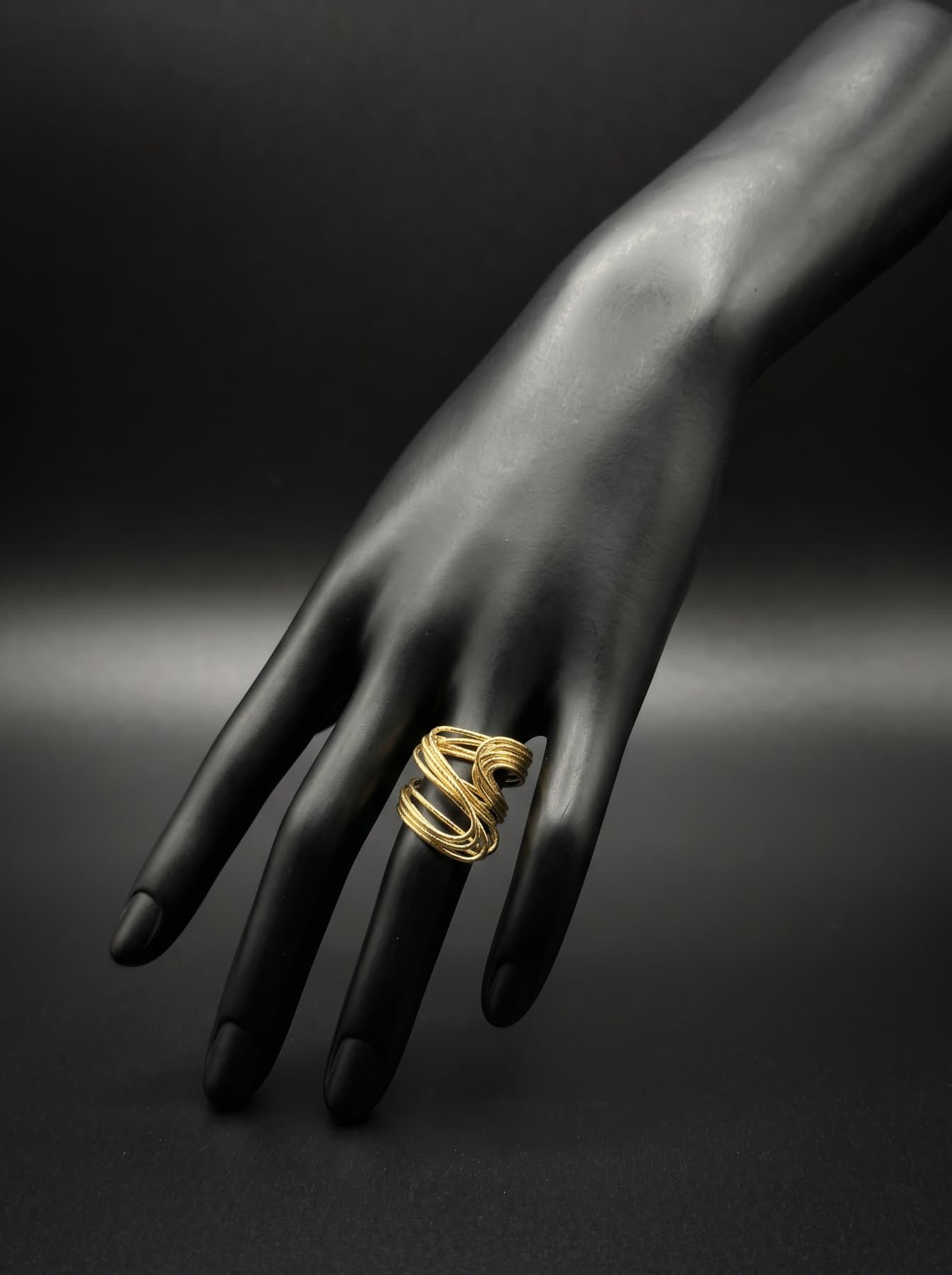 Anillo dorado de hojas entrelazadas
