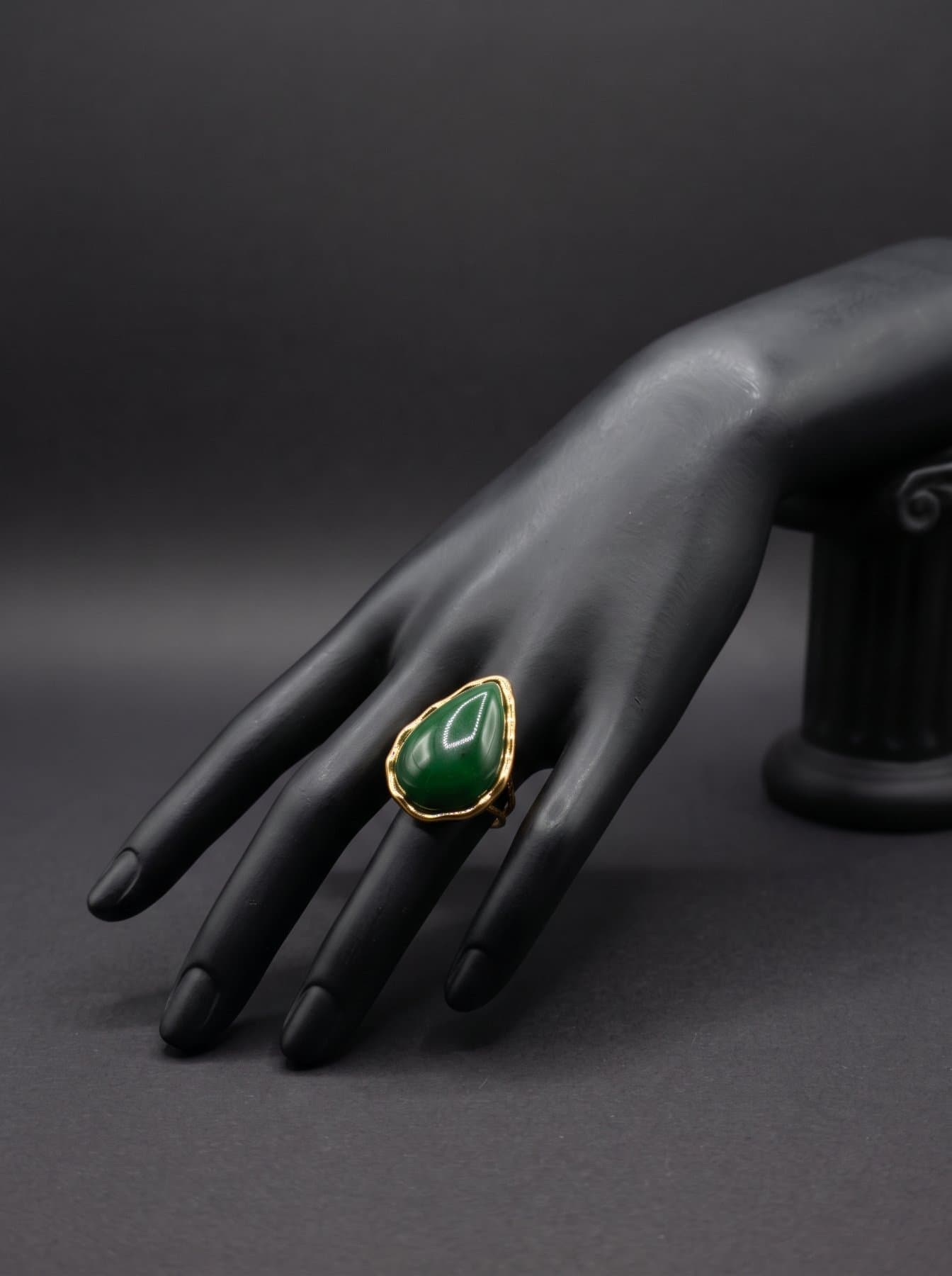 Anillo con piedra verde en forma de gota