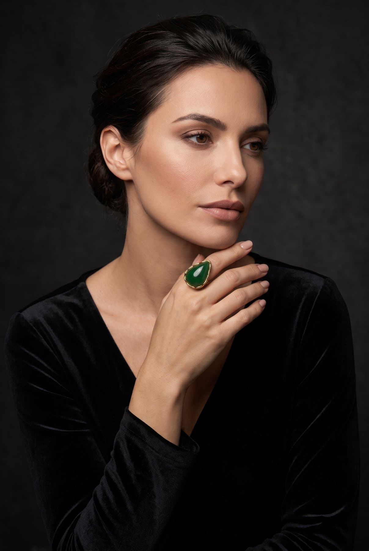 Anillo con piedra verde en forma de gota, puesta
