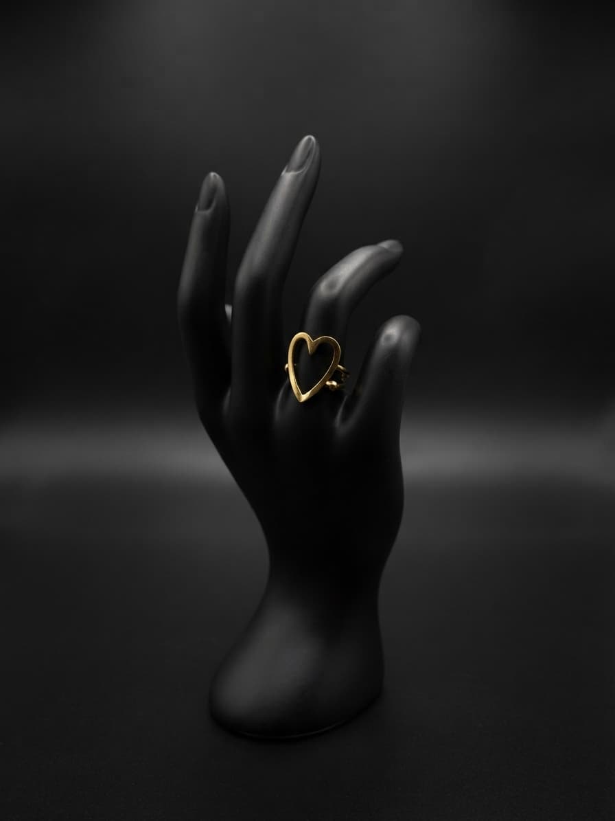 Anillo chico de acero oro con forma de corazon