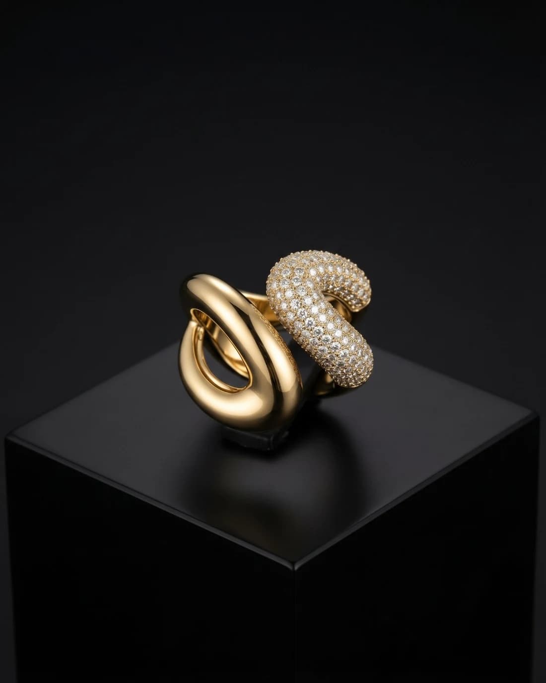 Anillo de nudo dorado con pavé de Mía María