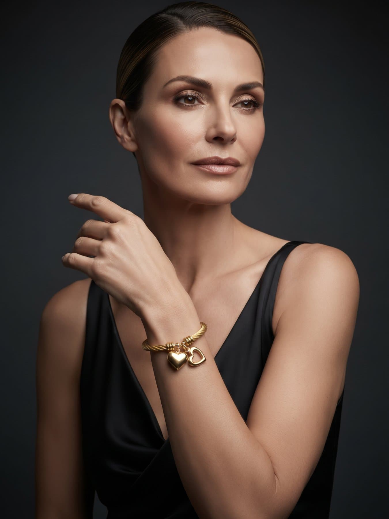 Pulsera Mediana de Acero con corazón, puesta
