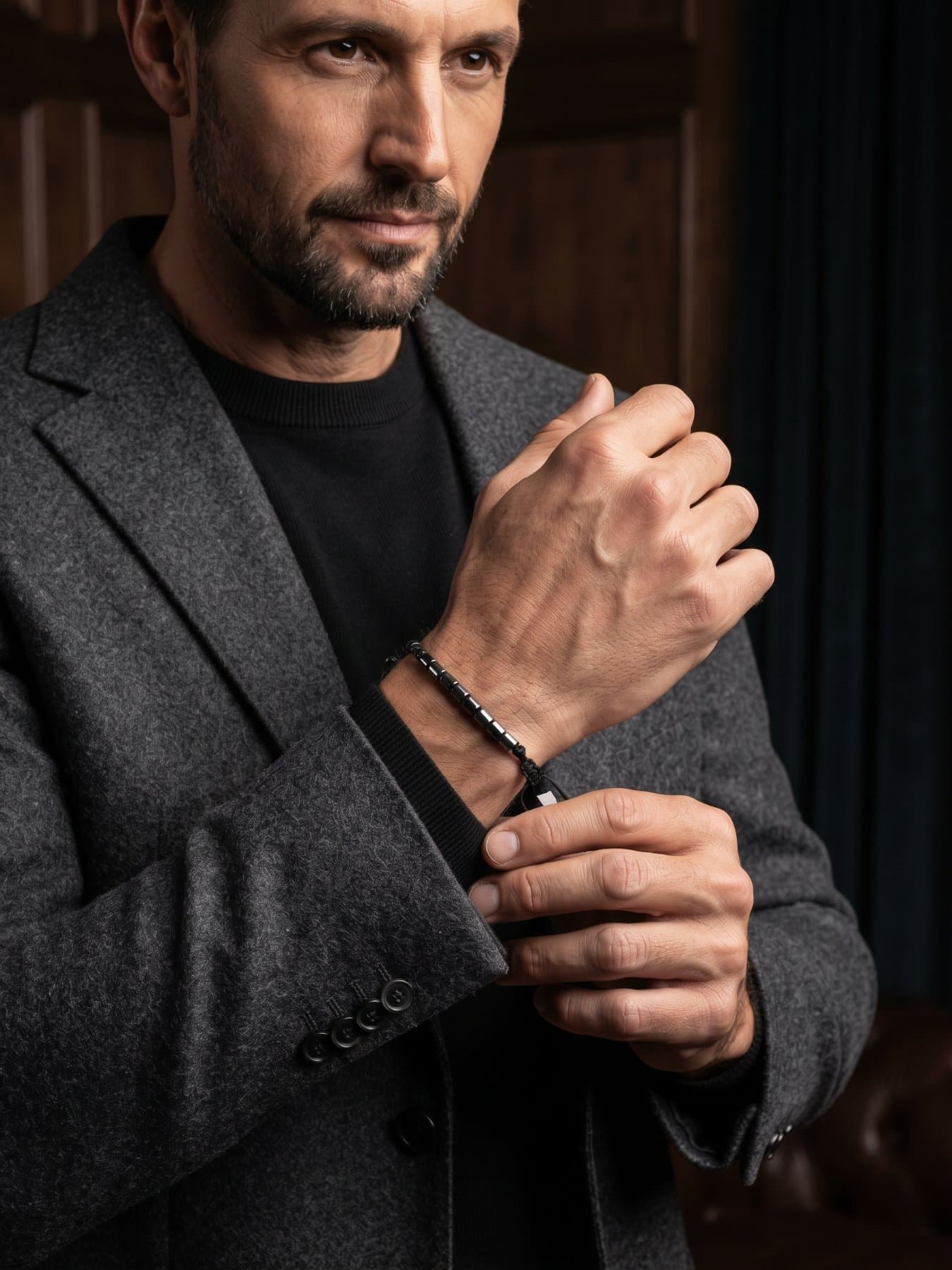 Pulsera de caballero negra con circulos delgados, puesta